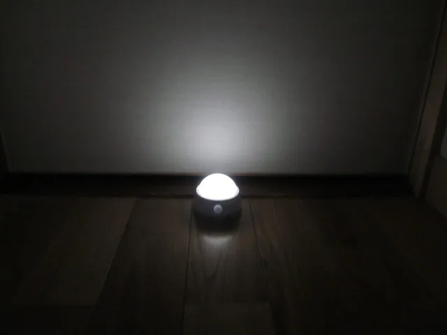 センサーライト　暗い場所で点灯中