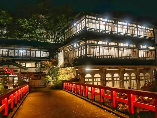 積善館本館ライトアップ